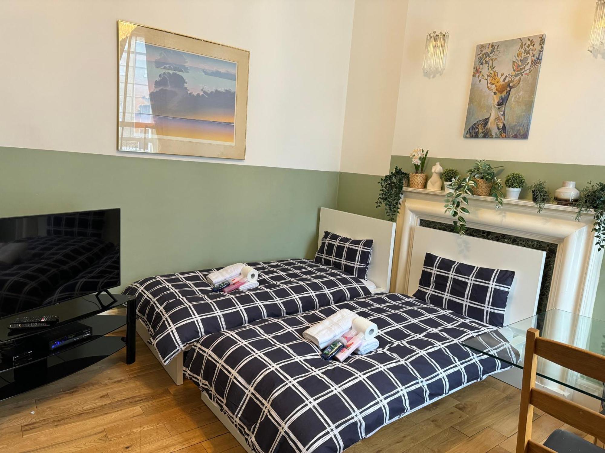 And Affordable Flat For 6 People In Zone 1 - Baker Street - With Breakfast Included Апартаменты Лондон
