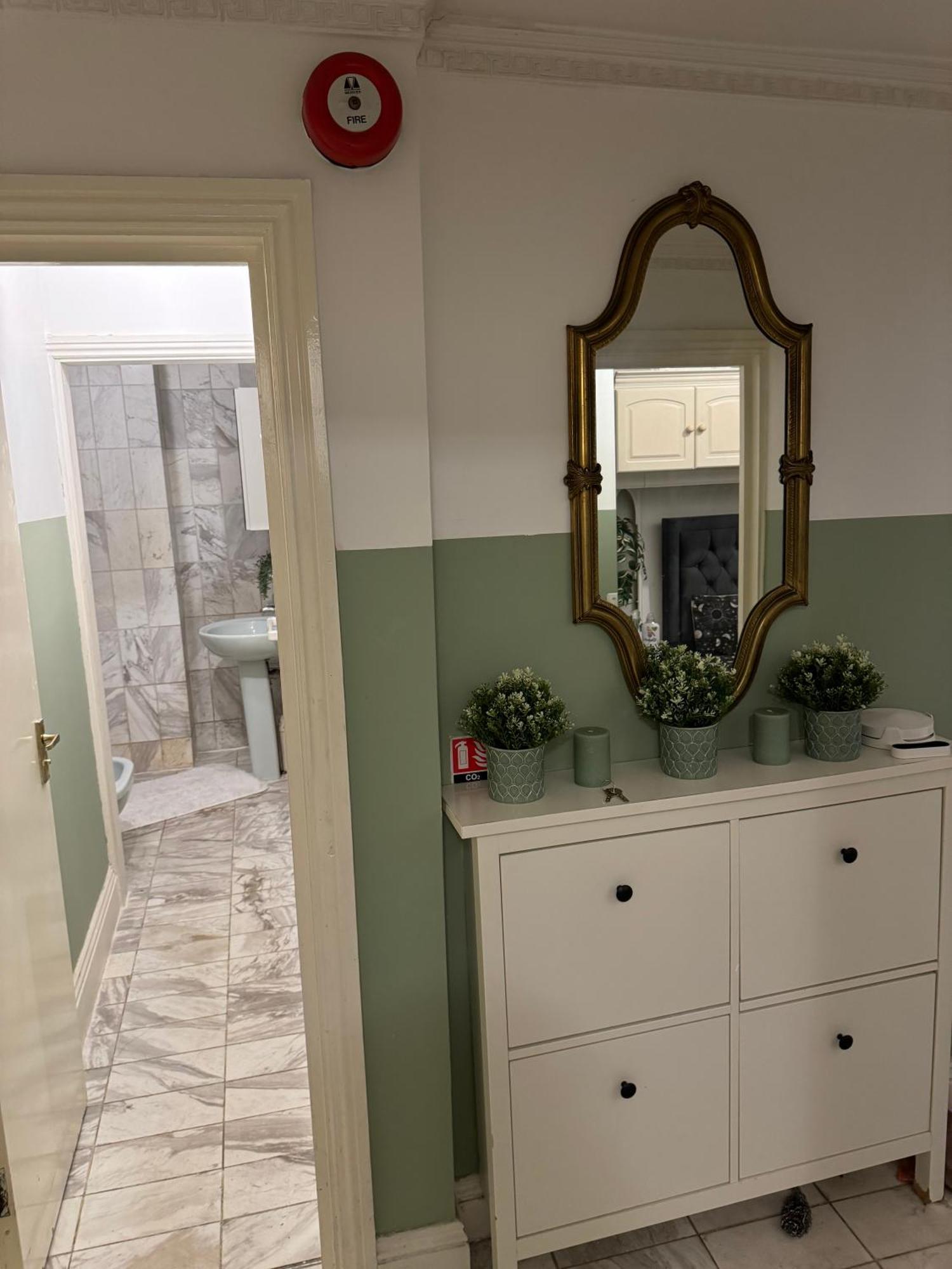 And Affordable Flat For 6 People In Zone 1 - Baker Street - With Breakfast Included Апартаменты Лондон