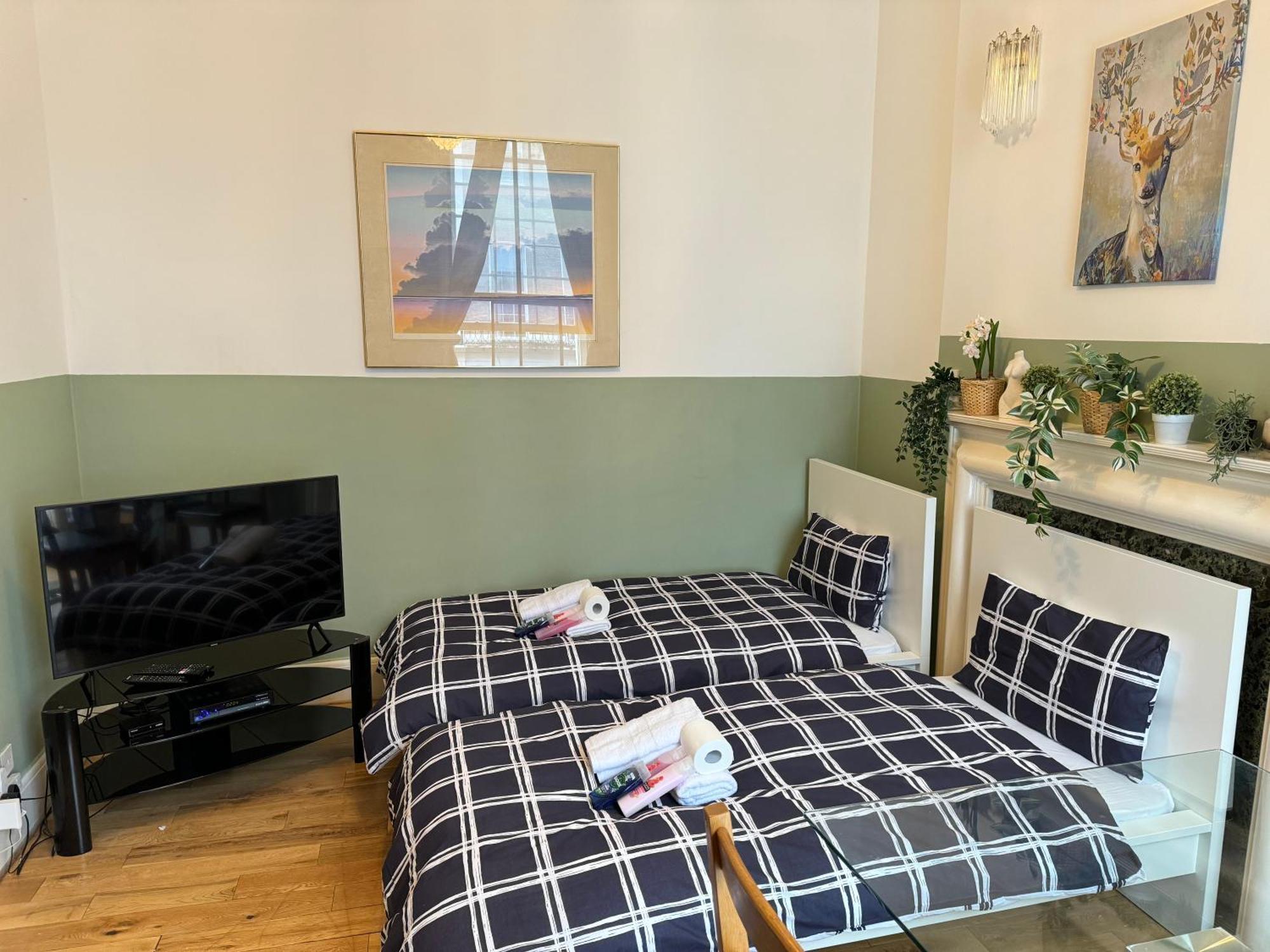 And Affordable Flat For 6 People In Zone 1 - Baker Street - With Breakfast Included Апартаменты Лондон