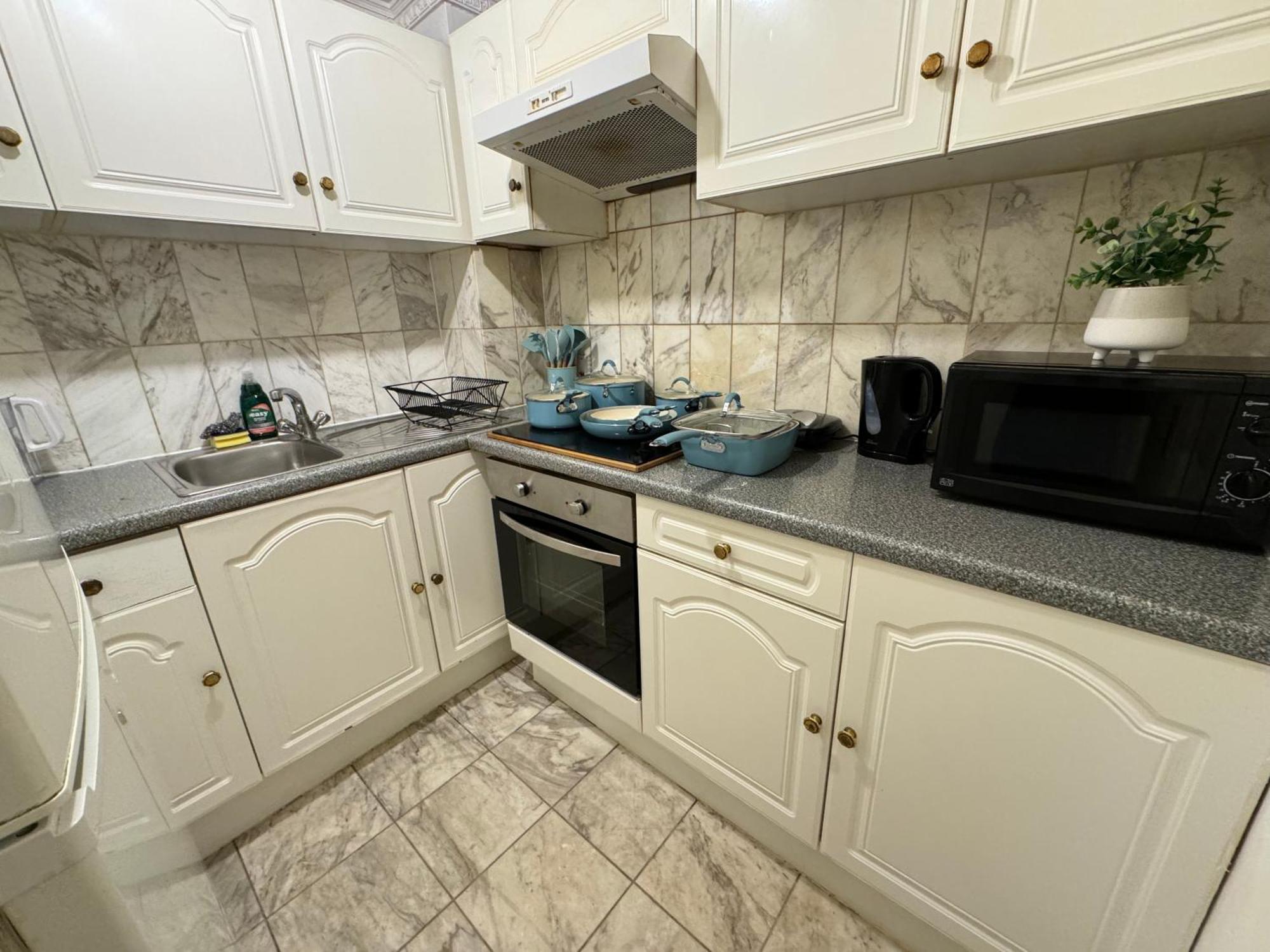 And Affordable Flat For 6 People In Zone 1 - Baker Street - With Breakfast Included Апартаменты Лондон