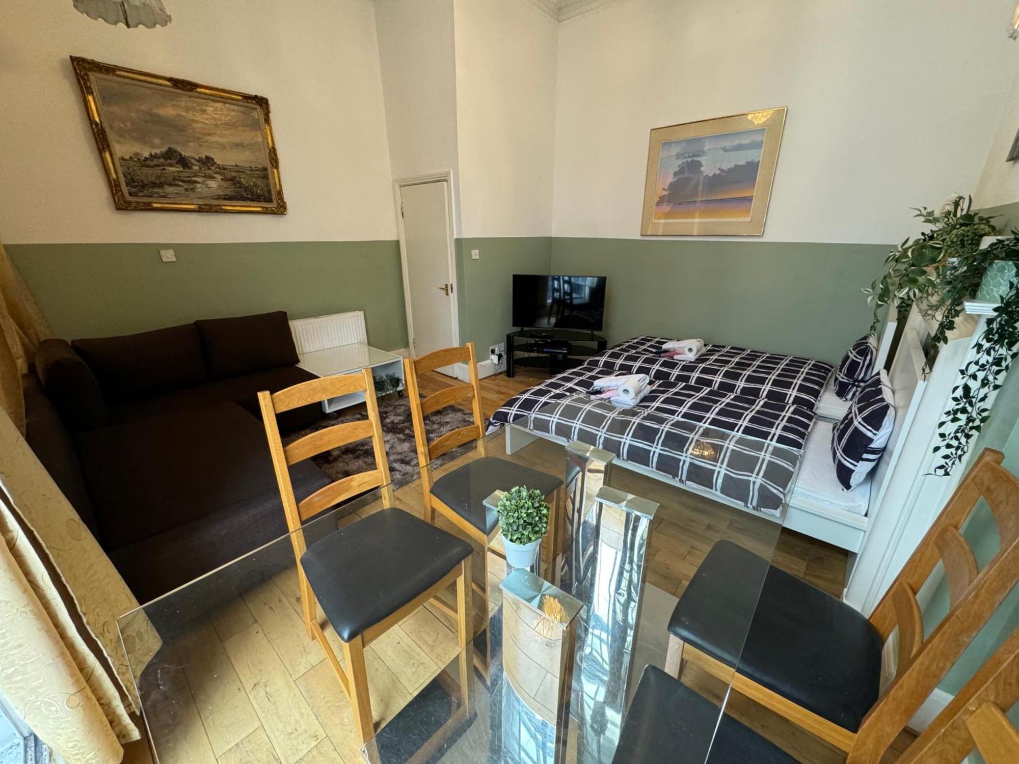 And Affordable Flat For 6 People In Zone 1 - Baker Street - With Breakfast Included Лондон