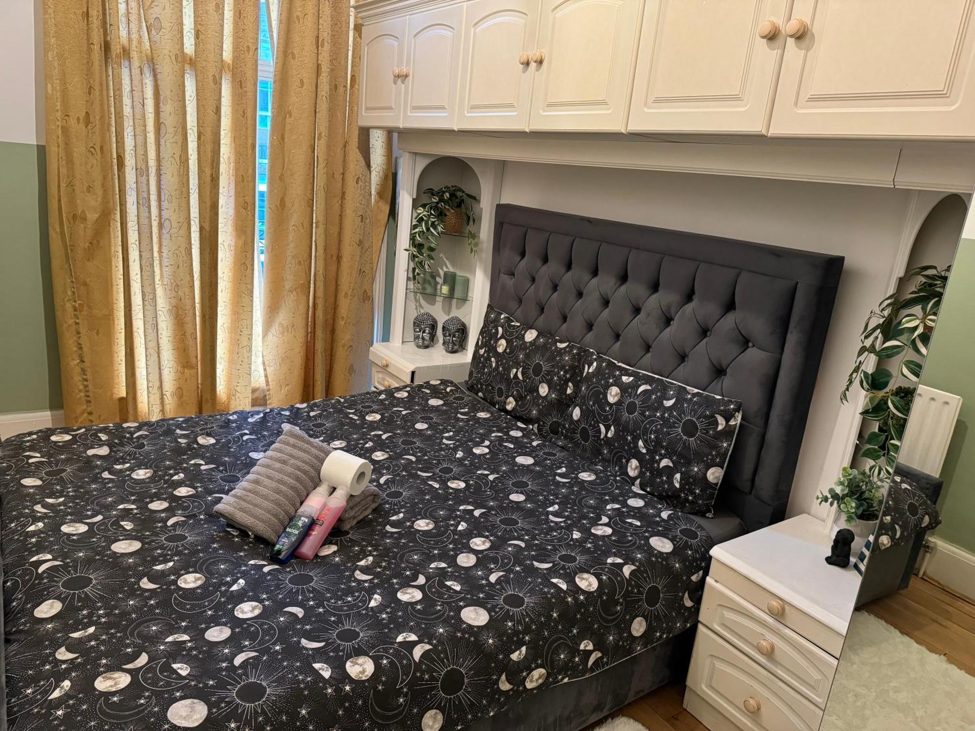 And Affordable Flat For 6 People In Zone 1 - Baker Street - With Breakfast Included Апартаменты