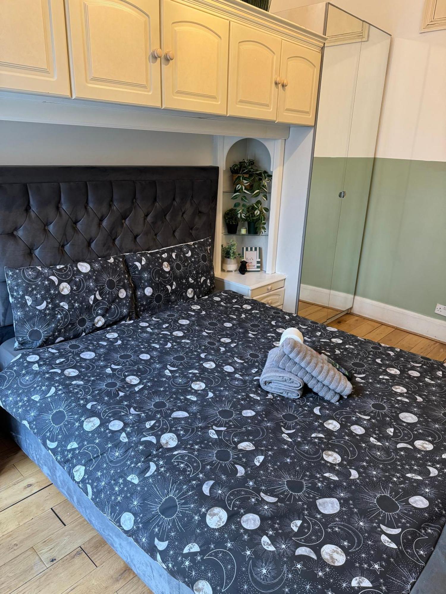 And Affordable Flat For 6 People In Zone 1 - Baker Street - With Breakfast Included * Лондон
