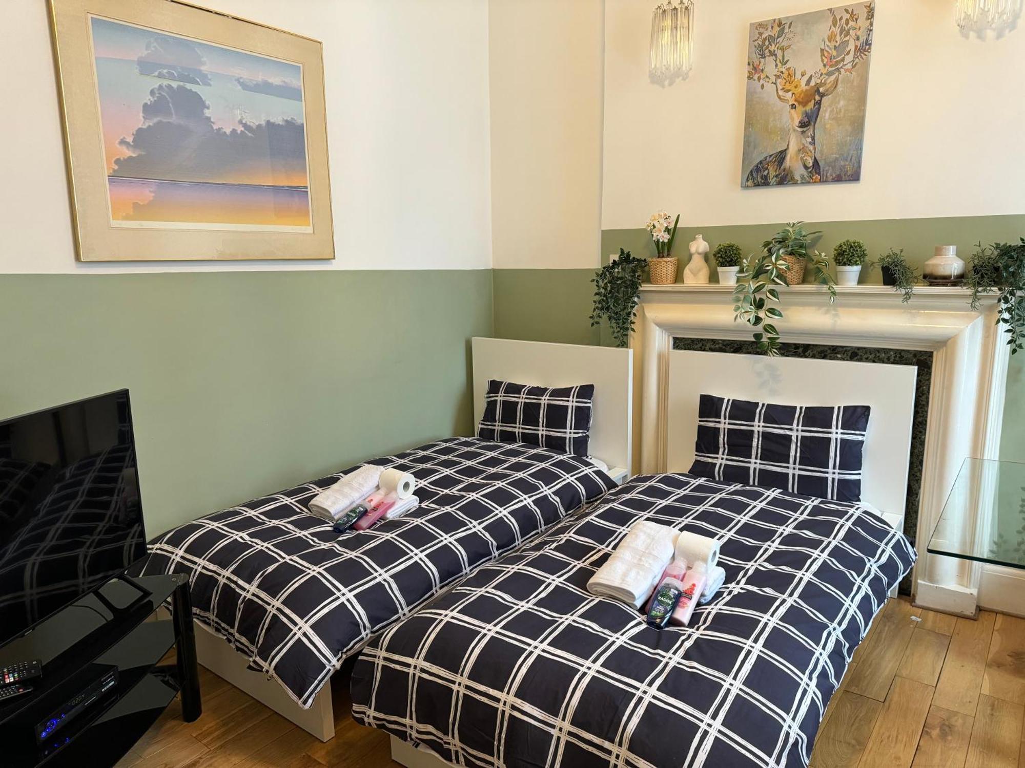 And Affordable Flat For 6 People In Zone 1 - Baker Street - With Breakfast Included Лондон