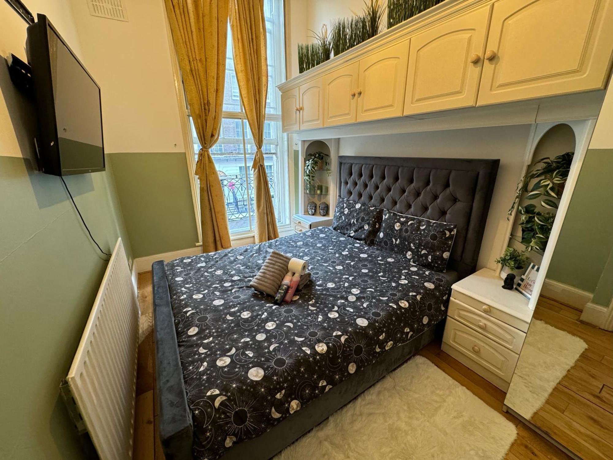 And Affordable Flat For 6 People In Zone 1 - Baker Street - With Breakfast Included Апартаменты Лондон
