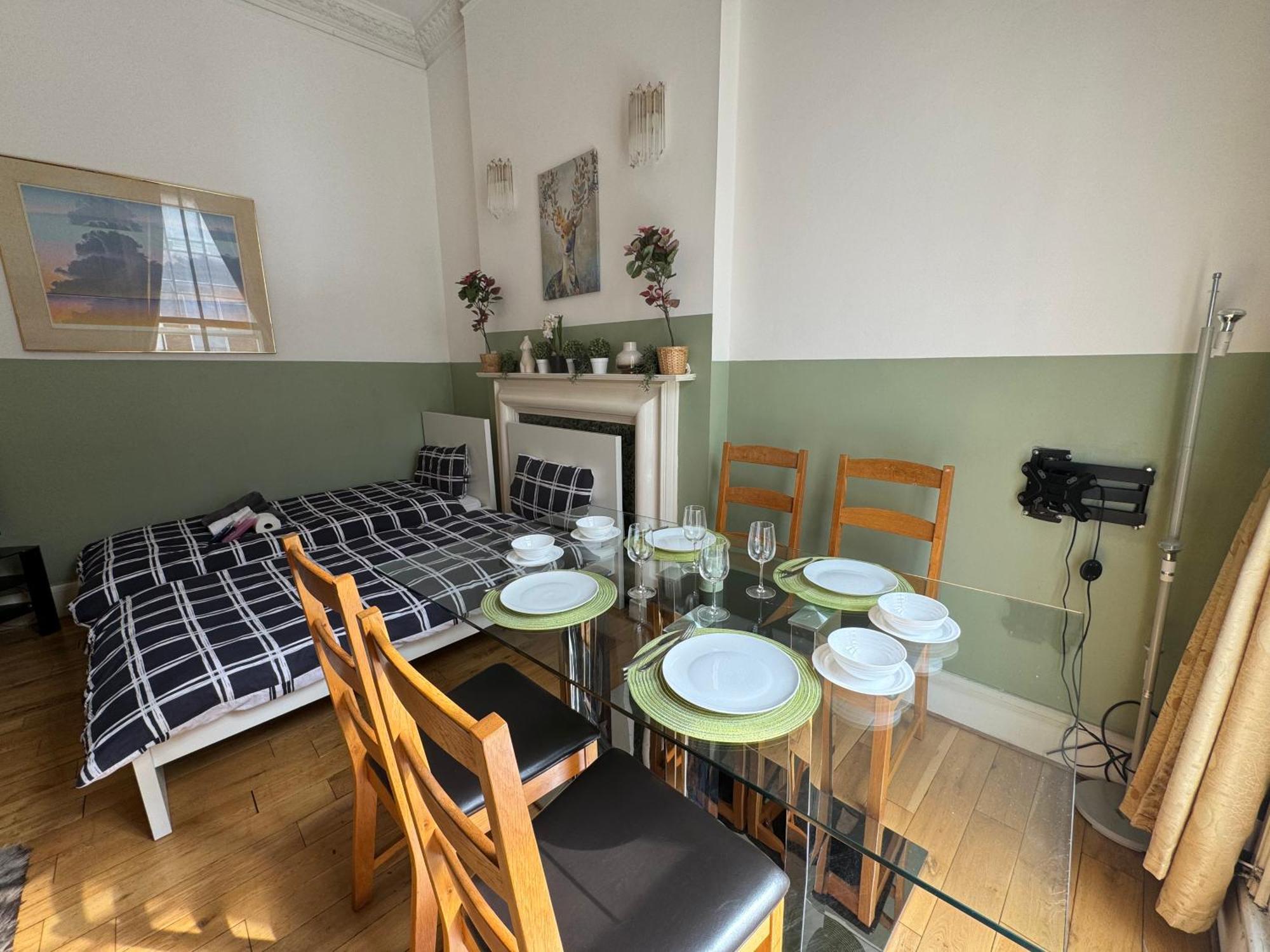 And Affordable Flat For 6 People In Zone 1 - Baker Street - With Breakfast Included Лондон