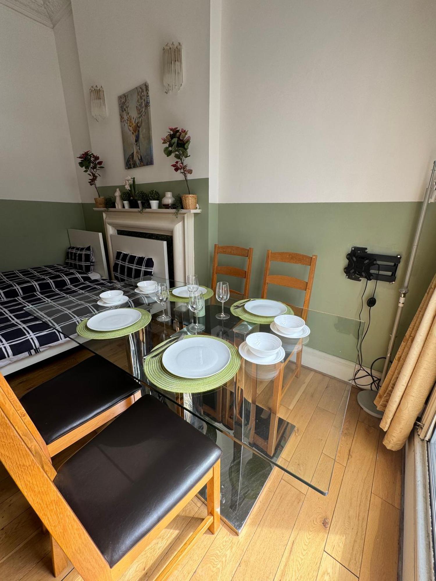 And Affordable Flat For 6 People In Zone 1 - Baker Street - With Breakfast Included * Лондон